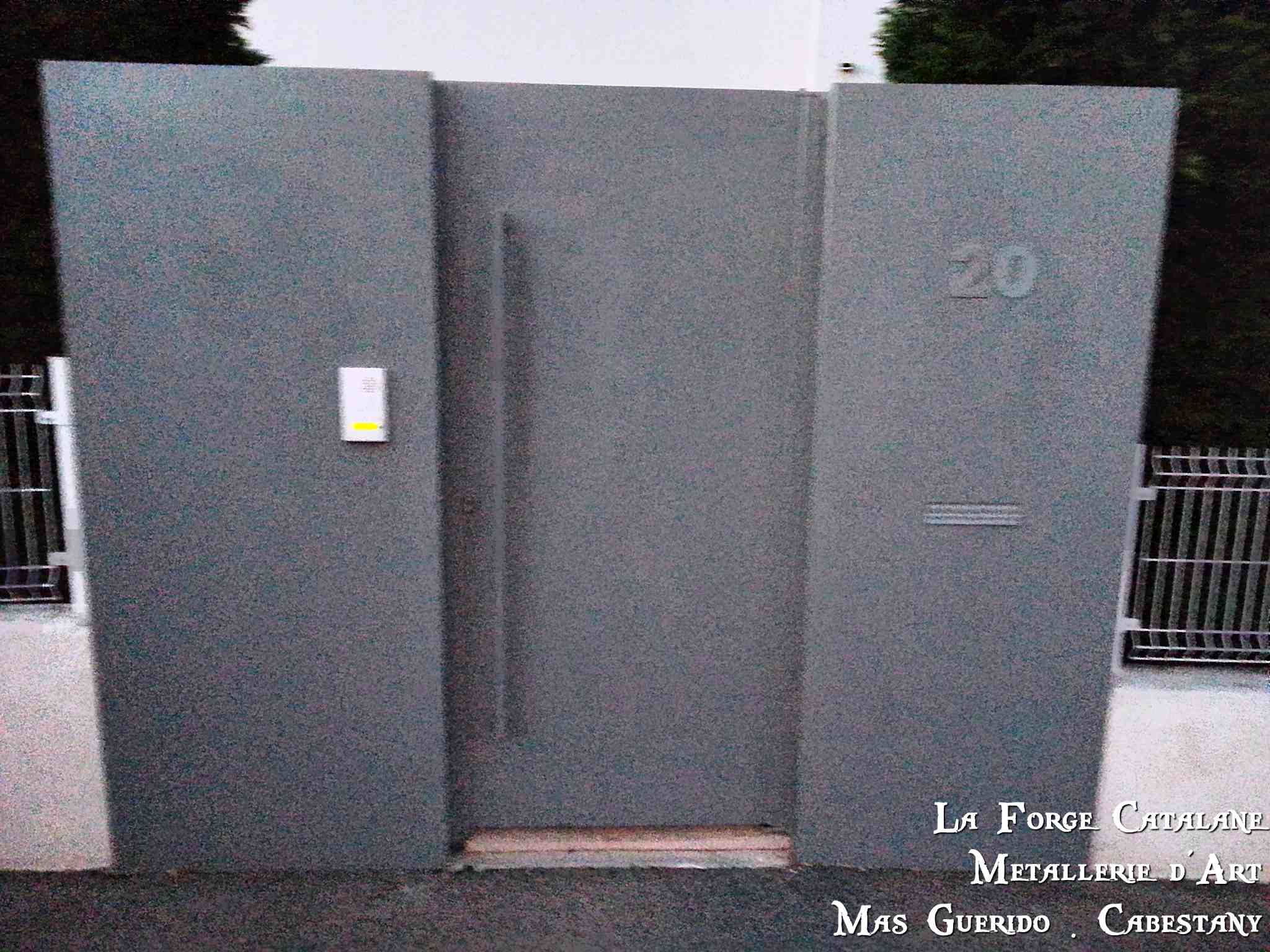 Portillon tolee baton marechal habillage poteaux tole forge catalane.jpg